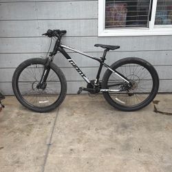 Giant Talon Mountain Bike – 29” – Disc Brakes – Great Condition