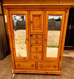 Wardrobe mirrored closet
