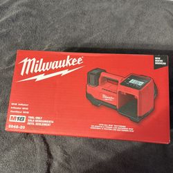 Milwaukee M18 18-Volt Lithium-Ion Cordless Electric Portable Inflator (Tool-Only)