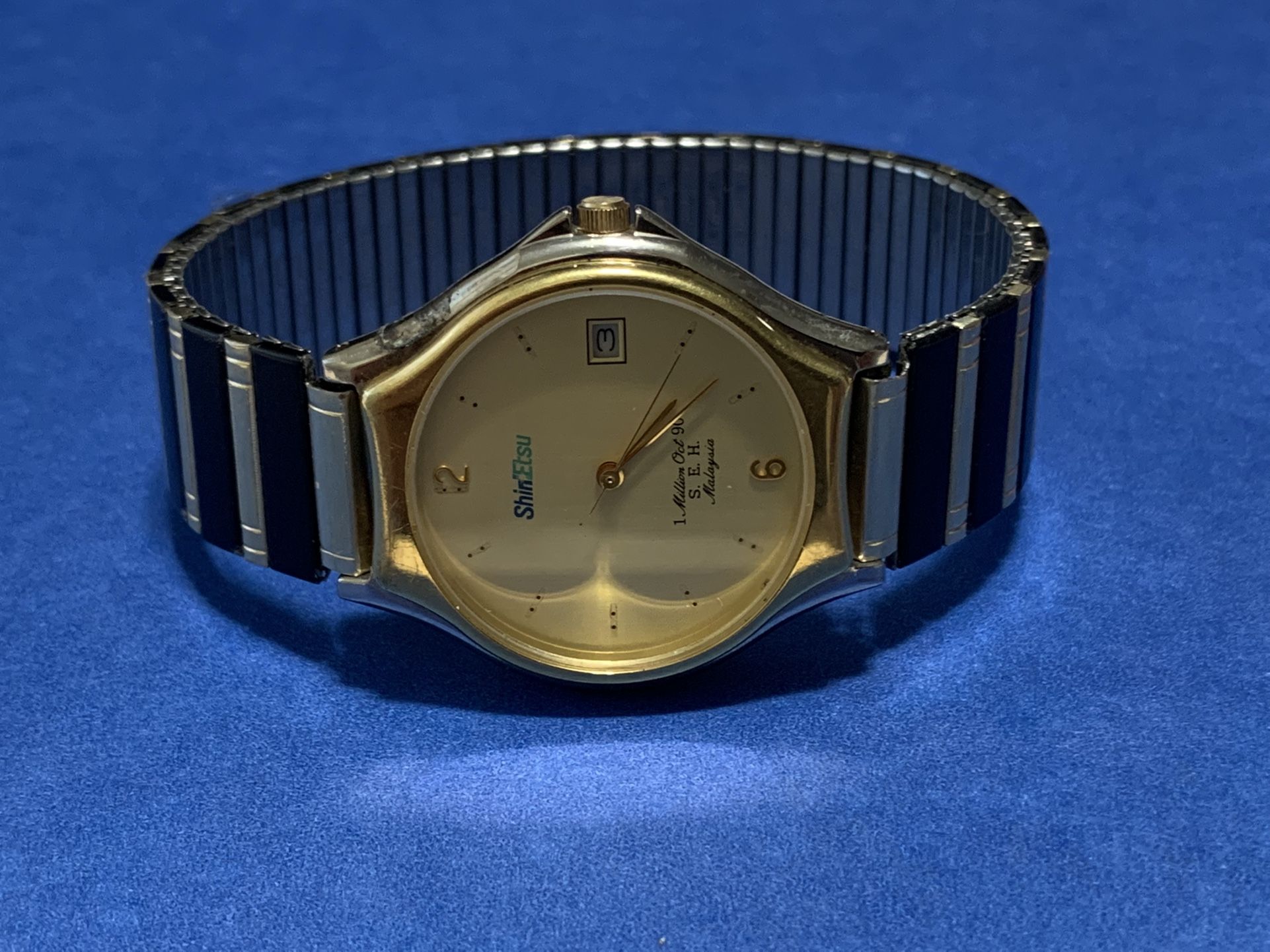 ladies watch works well in good condition new batteries