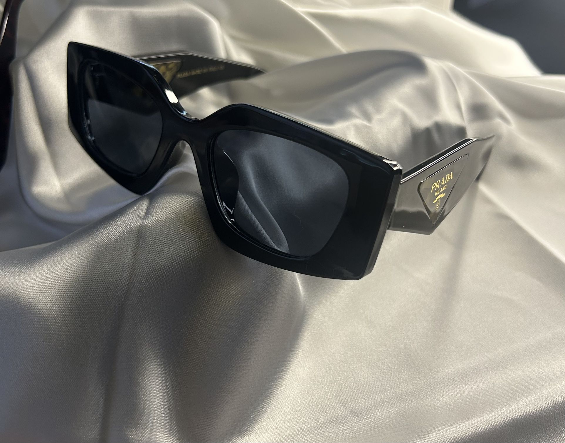 Designer Sunglasses With Box And Original Case