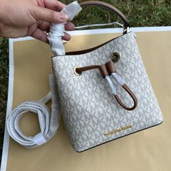 Michael Kors Suri Small Bucket Bag 