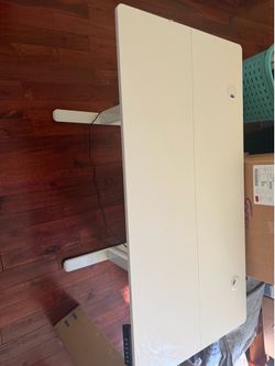 Electric height adjustable desk