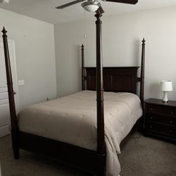 Queen Size 4-Post Solid Wood Bed & Nightstand & Dresser/Mirror