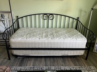Daybed with trundle