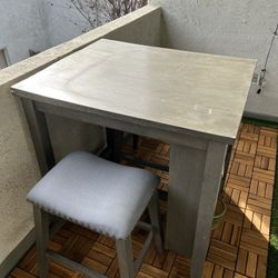 USED TABLE WITH STOOLS 