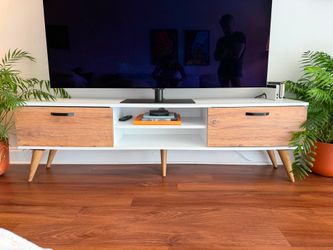 Modern TV Stand / Media Console – Excellent Condition