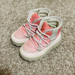 CARTER’S LITTLE GIRL’S SNOW BOOTS 