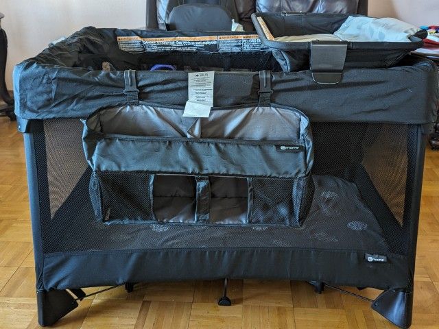 4Moms Breeze Plus Portable Playard Bassinet