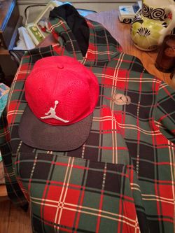 JORDAN HOODIE SWEATER SIZE SMALL AND HAT  $15 PICK UP IN SUN VALLEY