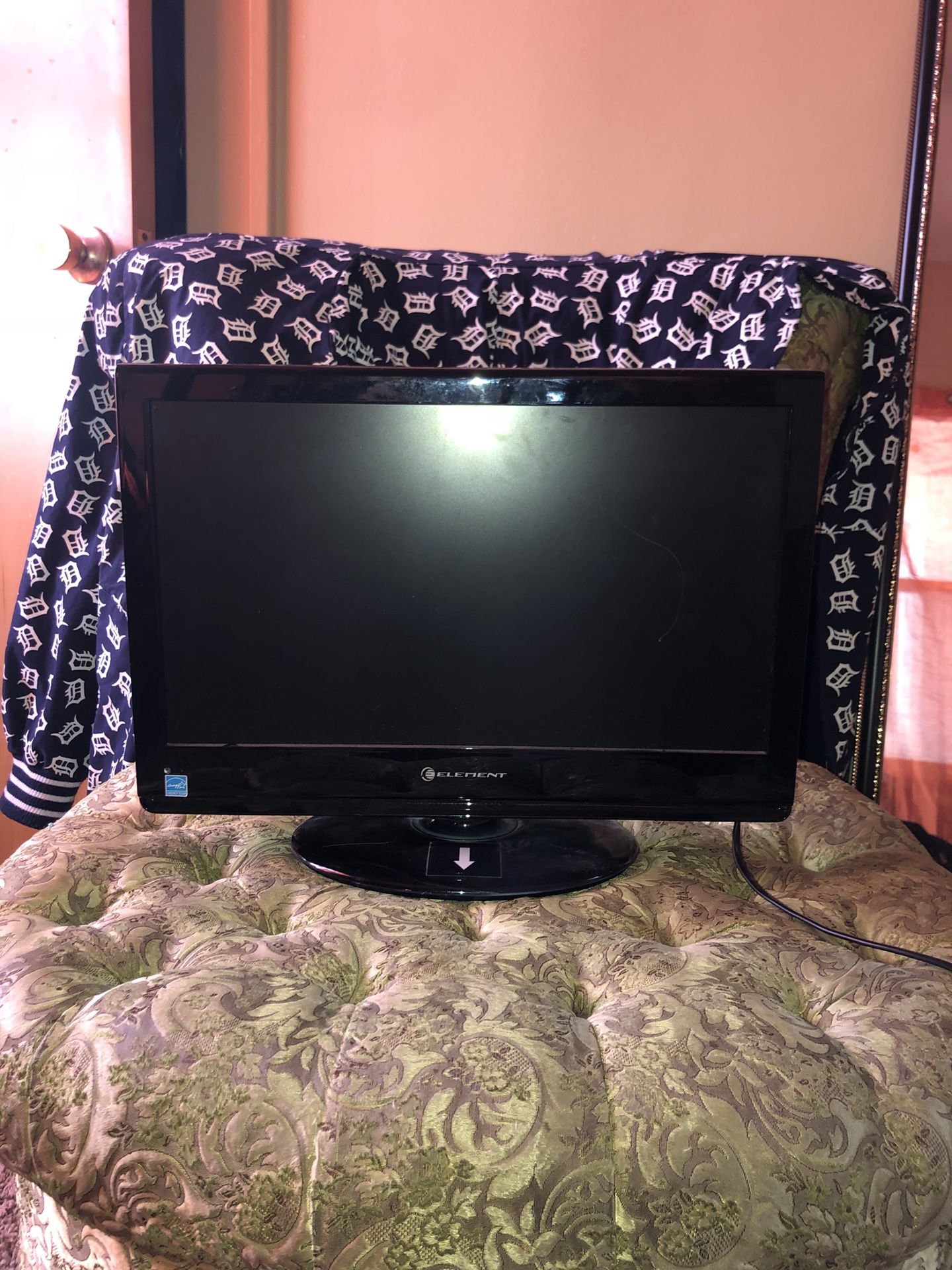 Small Element TV WITH HDMI 20$