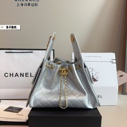 Chanel's new travel bag - a casual women's crossbody bag, clutch, or handbag - measures 26*13*18 cm.
