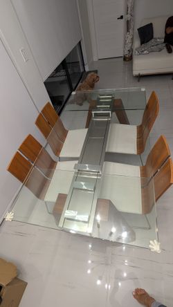Dining table with four chairs. Extendable