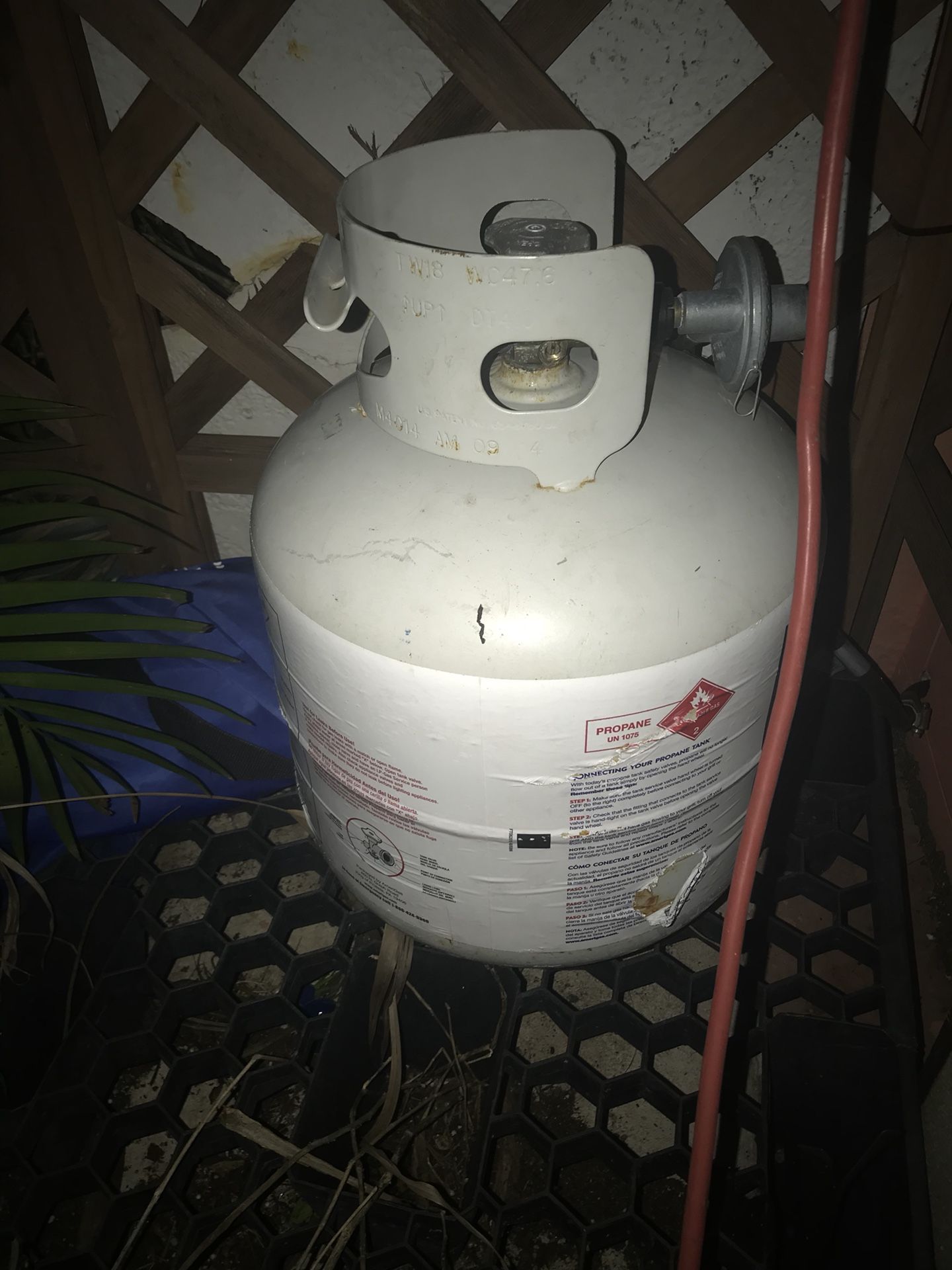Propane gas tank