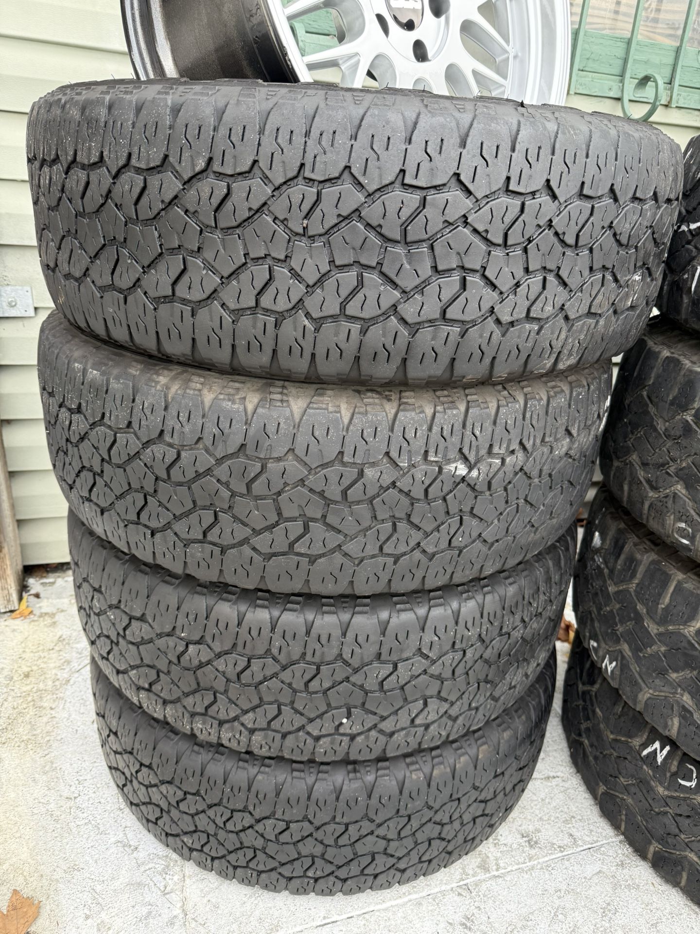 LT275/65R20 4 used tires good year Trail runner A/T