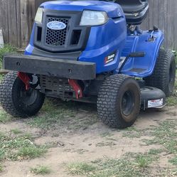 Se arreglan máquinas para cortar pasto 🚗🚗🚜