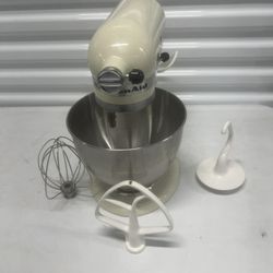 NICE KitchenAid K45SS Off White Creme 4.5qt Tilt Head Stand Mixer & Accessories. Only comes with what’s pictured.  Used in good condition with minor c