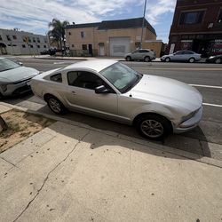 2006 Ford Mustang – Clean Title – Runs Good – New Battery