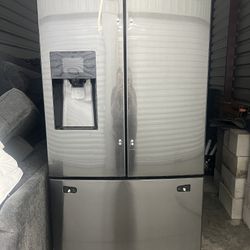 Samsung refrigerator $550