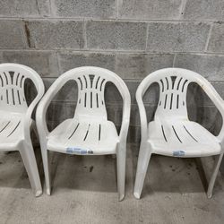 Chairs plastic set 3 everything 6$ cash 