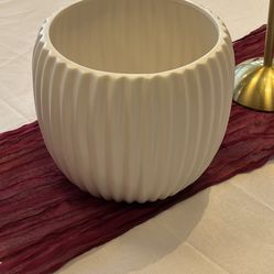 White pots (wedding)