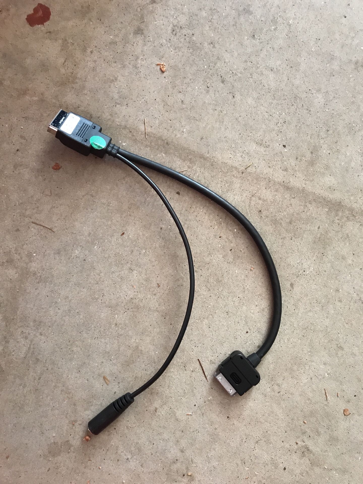 Mercedes Apple and Aux connector