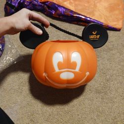 NEW DISNEY MICKEY ✨️ LIGHT UP GLOWING 🪣 BUCKET HALLOWEEN PAIL Changes Color AND Illuminates Candy Inside Bucket