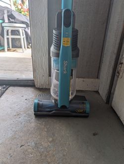 SHARK Cordless Stick Vacuum 
