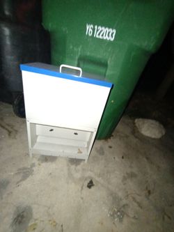 Dog feeder thingy