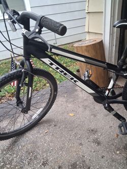 TREK BICYCLE GREAT SHAPE READY TO RIDE SIZE 24