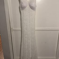 Sleeveless Lace Wedding Dress