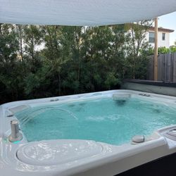 Large Luxury Spa Hot Tub Hot Spring Grandee. Seats 7 Adults