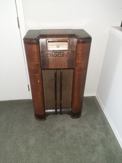 Vintage Upright AM/Shortwave Radio