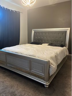 Cama. Bed for sale (Ashley Furniture) King
