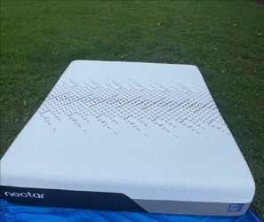 Nectar Luxe Memory Foam, King, Like New, Excellent Condition