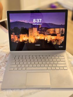 Microsoft Surface Book 13.5” – i5 / 8GB RAM / 128GB SSD – Touchscreen
