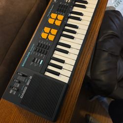 Casio SK-5 Portable 32 Key Sampling Keyboard with Power Adapter 