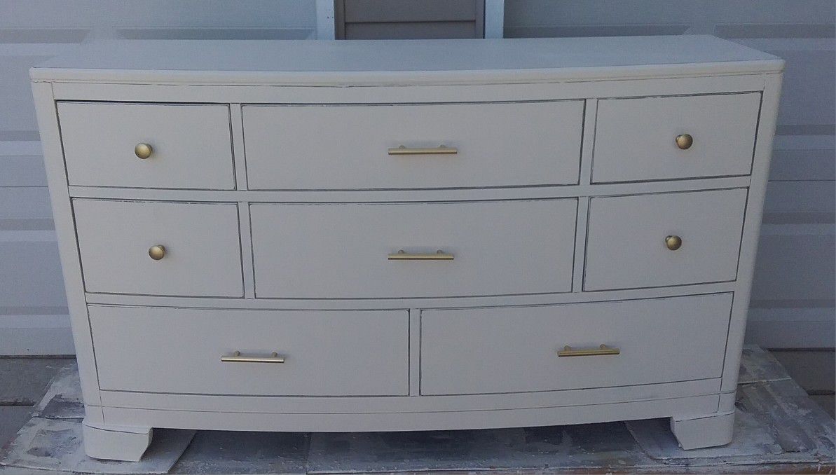 Gorgeous Oak Bow Front Dresser with 8 Drawers 