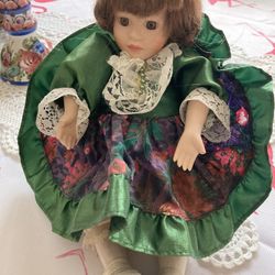 Doll Musical Plays Edelweiss 