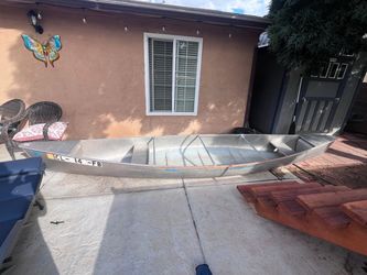 17ft Grumman Canoe w/trolling motor & paddles