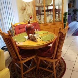 Un Juego De Comedor Desayunador Con 4 Sillas Y La  Vtrina Para Las Vajillas De Platos 