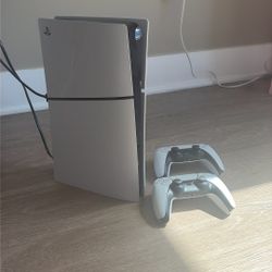 PS5 Slim 1TB – Barely Used – 2 Controllers – Perfect Condition”