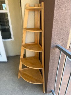 Corner bookshelf