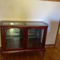 Very beautiful wood gabinet with glass.Len