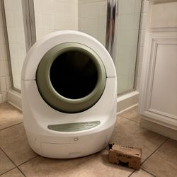 🌟 Luxury Self-Cleaning Litter Box – Like New! Retails $700 – Yours for Only $520! 🌟