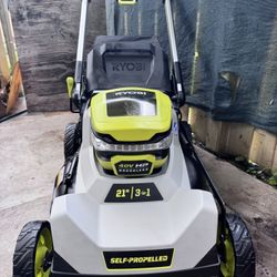 NEW CONDITION SELF-PROPELLED RYOBI 40 V HP BRUSHLESS 21 " INCLUDES(2) 6 AH  BATTERIES UP TO 70 MINUTES OF RUNTIME AND RAPID CHARGER AND GRASS BAG. QUI