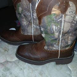 Women Justin Boots Camo Size 8.B