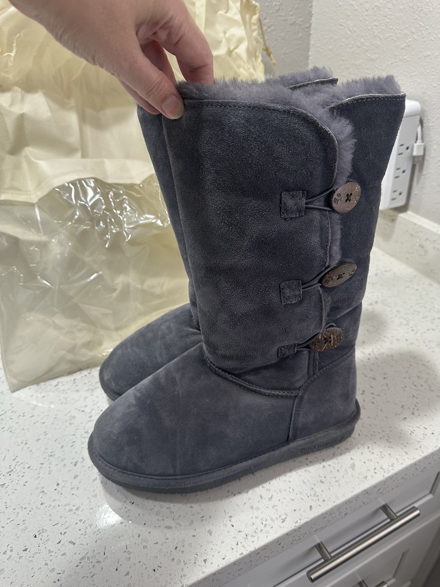 Women’s Bearpaw Boots Gray Size 8 And Dust Bag