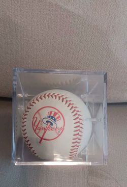 NEW YORK NY YANKEES EMBOSSED LOGO FOTOBALL BASEBALL WITH CASE