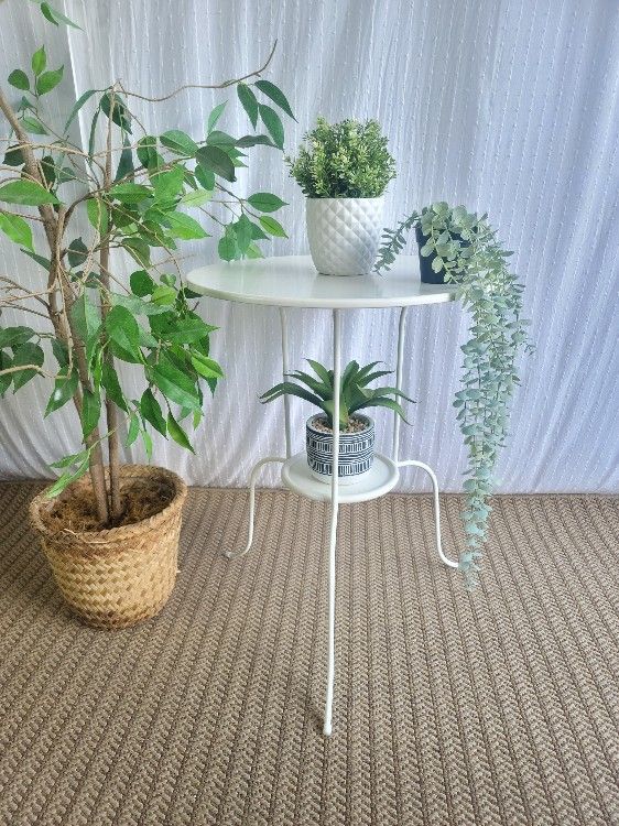 Super Cute White Mtal Sidetable For Sale